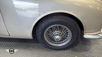 Lot 746 - 1968 DAIMLER V8 250
