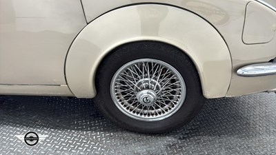 Lot 746 - 1968 DAIMLER V8 250