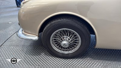 Lot 746 - 1968 DAIMLER V8 250