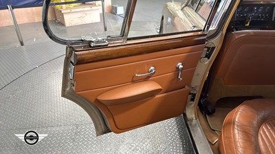 Lot 746 - 1968 DAIMLER V8 250