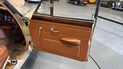 Lot 746 - 1968 DAIMLER V8 250