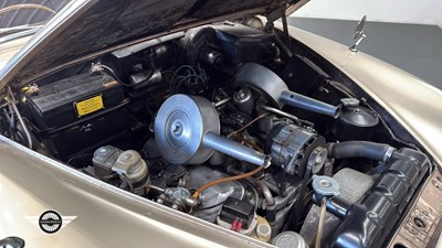 Lot 746 - 1968 DAIMLER V8 250
