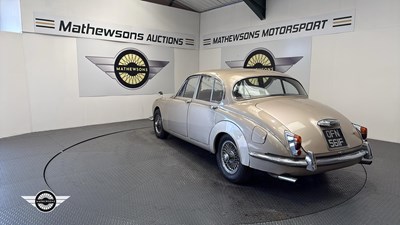 Lot 746 - 1968 DAIMLER V8 250