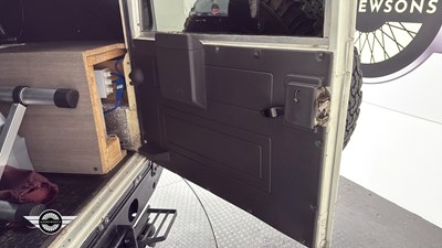 Lot 318 - 2001 LAND ROVER DEFENDER 110 TD5