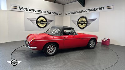 Lot 798 - 1977 MG B