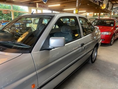Lot 45 - 1993 FORD ESCORT XR3I