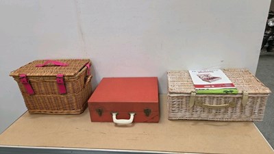 Lot 633 - 3X PICNIC SETS