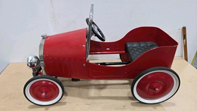 Lot 405 - CHILDS PEDAL CAR