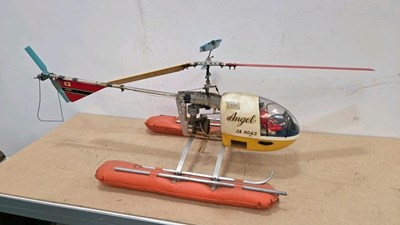 Lot 811 - LARGE VINTAGE HELICOPTER MODEL WITH PILOT & PETROL ENGINE