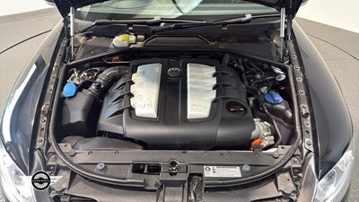 Lot 855 - 2010 VOLKSWAGEN PHAETON 4MOTION TDI SWB A
