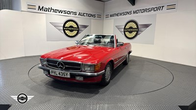 Lot 796 - 1982 MERCEDES 500 SL AUTO