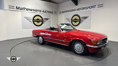 Lot 796 - 1982 MERCEDES 500 SL AUTO