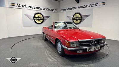 Lot 796 - 1982 MERCEDES 500 SL AUTO