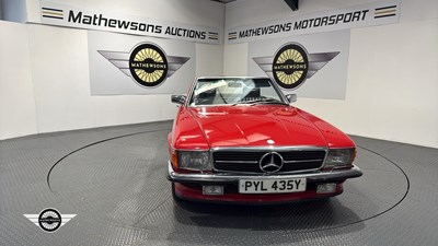 Lot 796 - 1982 MERCEDES 500 SL AUTO