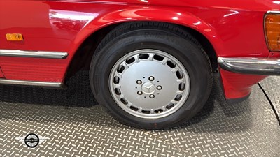 Lot 796 - 1982 MERCEDES 500 SL AUTO