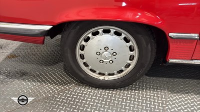 Lot 796 - 1982 MERCEDES 500 SL AUTO