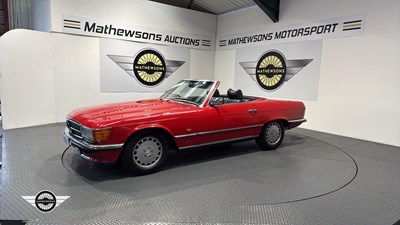 Lot 796 - 1982 MERCEDES 500 SL AUTO