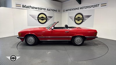 Lot 796 - 1982 MERCEDES 500 SL AUTO