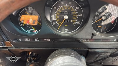Lot 796 - 1982 MERCEDES 500 SL AUTO