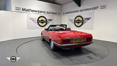 Lot 796 - 1982 MERCEDES 500 SL AUTO