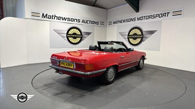 Lot 796 - 1982 MERCEDES 500 SL AUTO