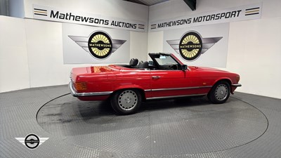 Lot 796 - 1982 MERCEDES 500 SL AUTO