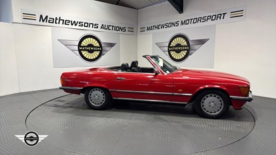 Lot 796 - 1982 MERCEDES 500 SL AUTO