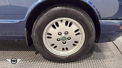 Lot 40 - 1995 JAGUAR 3.2 XJ6 X300