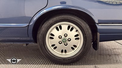 Lot 40 - 1995 JAGUAR 3.2 XJ6 X300