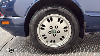 Lot 40 - 1995 JAGUAR 3.2 XJ6 X300