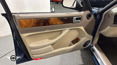 Lot 40 - 1995 JAGUAR 3.2 XJ6 X300