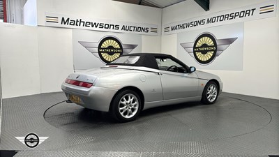 Lot 136 - 2004 ALFA ROMEO SPIDER JTS LUSSO