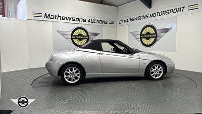 Lot 136 - 2004 ALFA ROMEO SPIDER JTS LUSSO