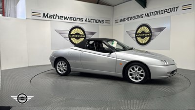 Lot 136 - 2004 ALFA ROMEO SPIDER JTS LUSSO
