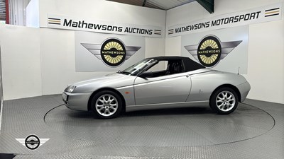 Lot 136 - 2004 ALFA ROMEO SPIDER JTS LUSSO
