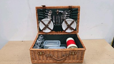 Lot 529 - WICKER PICNIC BASKET/HAMPER