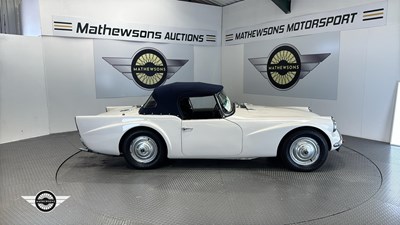 Lot 510 - 1960 DAIMLER SP 250