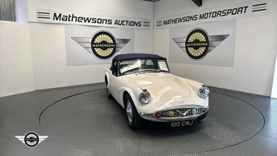 Lot 510 - 1960 DAIMLER SP 250