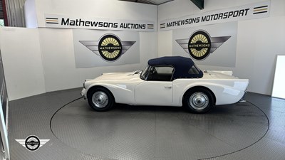 Lot 510 - 1960 DAIMLER SP 250