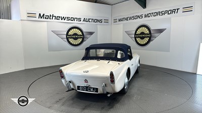 Lot 510 - 1960 DAIMLER SP 250