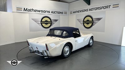 Lot 510 - 1960 DAIMLER SP 250