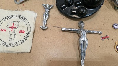 Lot 123 - SELECTION OF LIGHTS , MASCOTS & HORNS