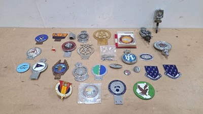 Lot 543 - BOX OF AA BADGES AND CAR BAR BADGES