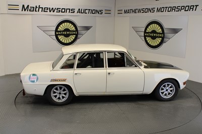 Lot 694 - 1964 TRIUMPH 2000