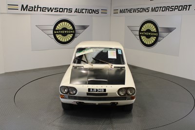 Lot 694 - 1964 TRIUMPH 2000