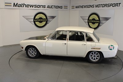 Lot 694 - 1964 TRIUMPH 2000