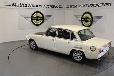 Lot 694 - 1964 TRIUMPH 2000