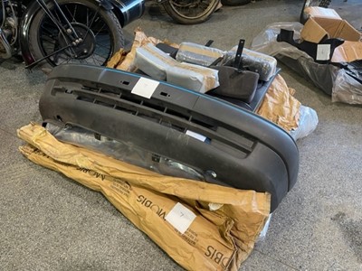 Lot 51 - FORD PARTS