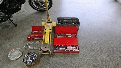 Lot 886 - LARGE TROLLEY JACK AND SELECTION OF SOCKET SETS