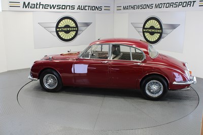 Lot 695 - 1968 DAIMLER V8 250